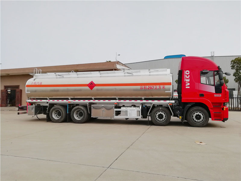 上汽紅巖29.7方前四后八鋁合金運油車，20噸運油車