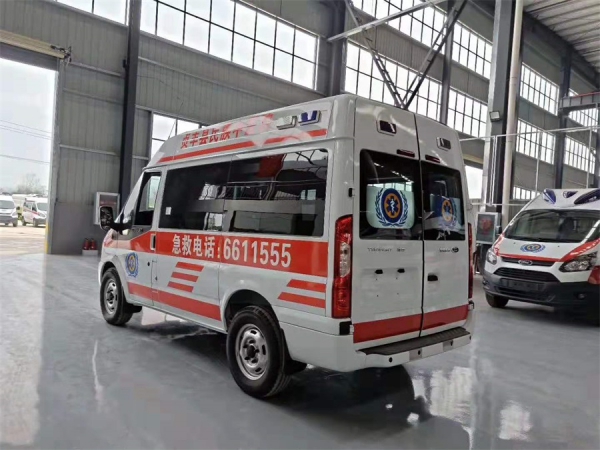 國六福特V362短軸中頂救護(hù)車