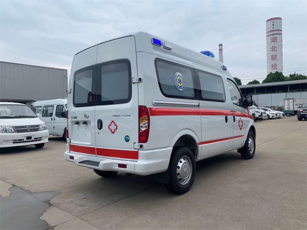 上汽大通短軸中頂救護(hù)車(chē)