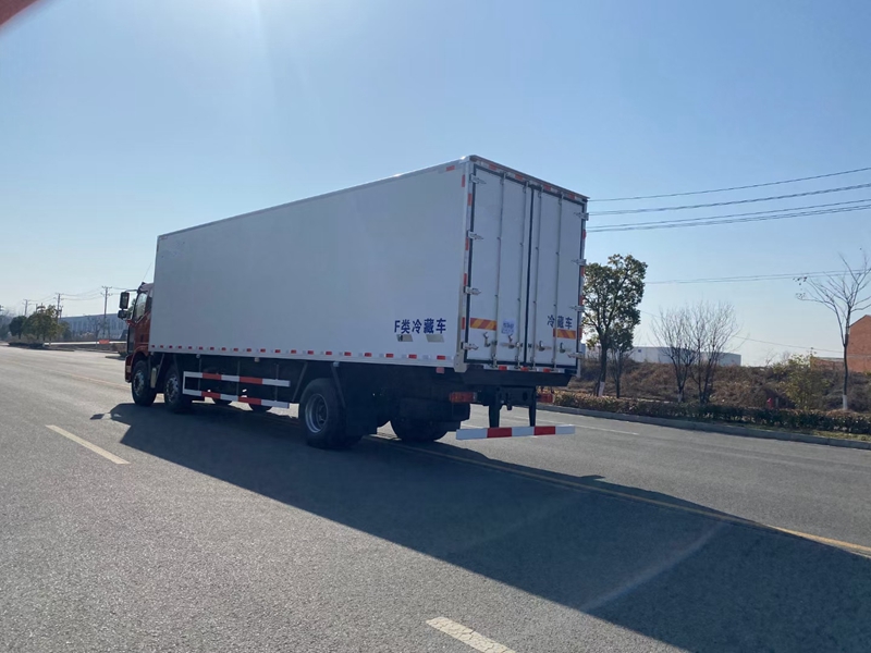 解放J6L小三軸9米6國(guó)六（天然氣）冷藏車(chē)