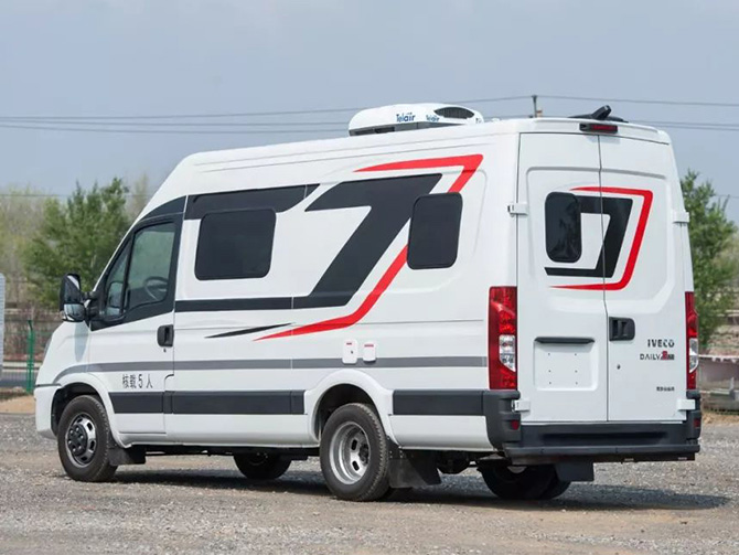 依維柯歐勝長(zhǎng)軸高頂B型房車(chē)